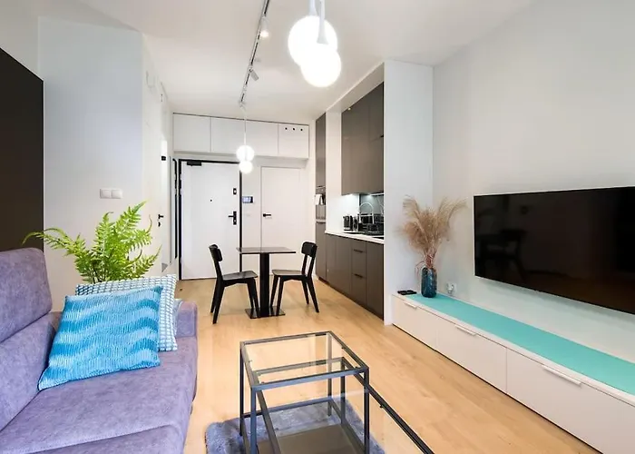 Modern Apt Next To Train Station