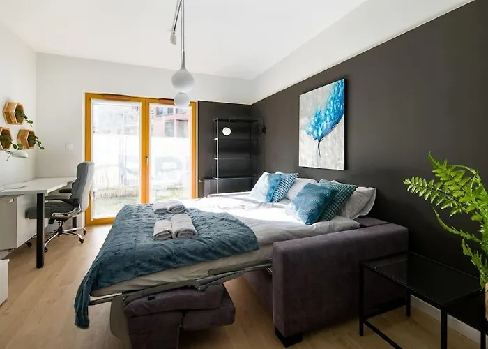 Modern Apt Next To Train Station