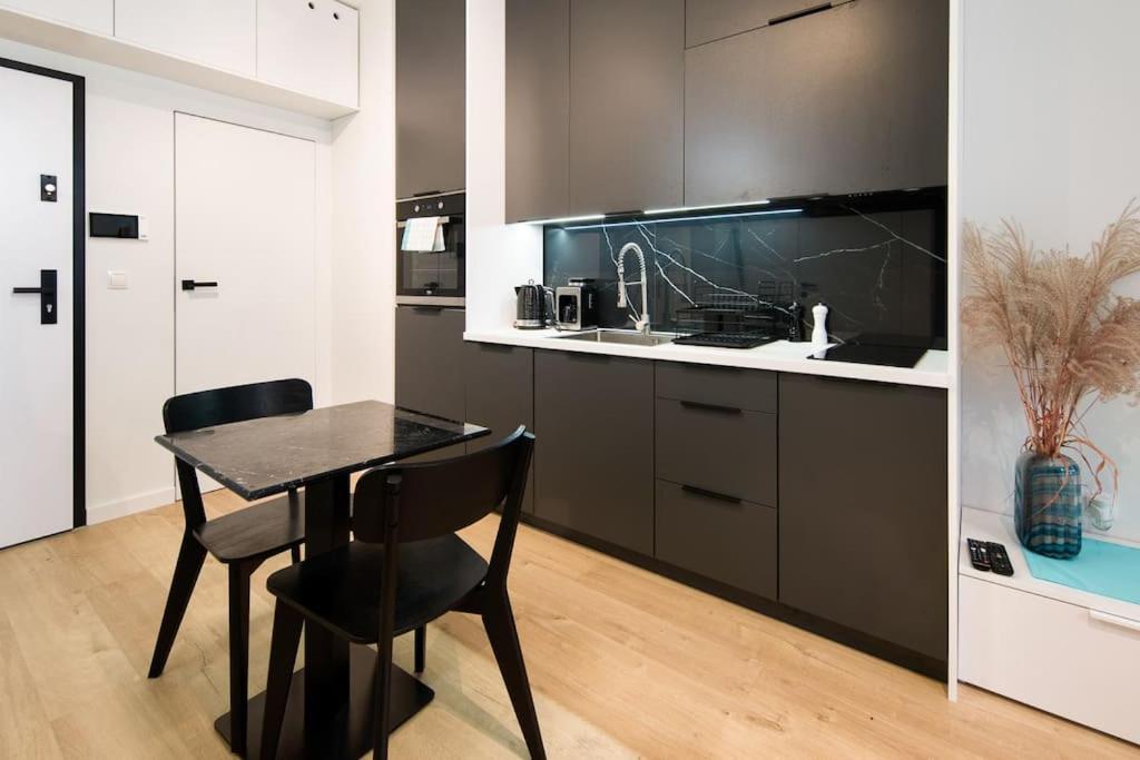 Apartment Modern Next To Train Station *